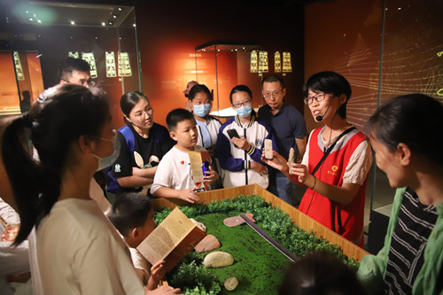 4 志愿者化身“三星村遗址守护人”与观众互动_副本.jpg